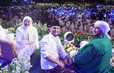 Shalawat Kebangsaan di Bangkalan, Habib Syech Apresiasi Pencapaian Khofifah Bangun Jatim di Periode Pertama dan Doakan Kesuksesan Lanjutkan Periode Kedua