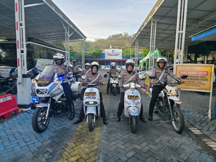 Polwan Gresik Jadi Pionir Patroli Kendarai Motor Listrik Edukasi Ramah Lingkungan