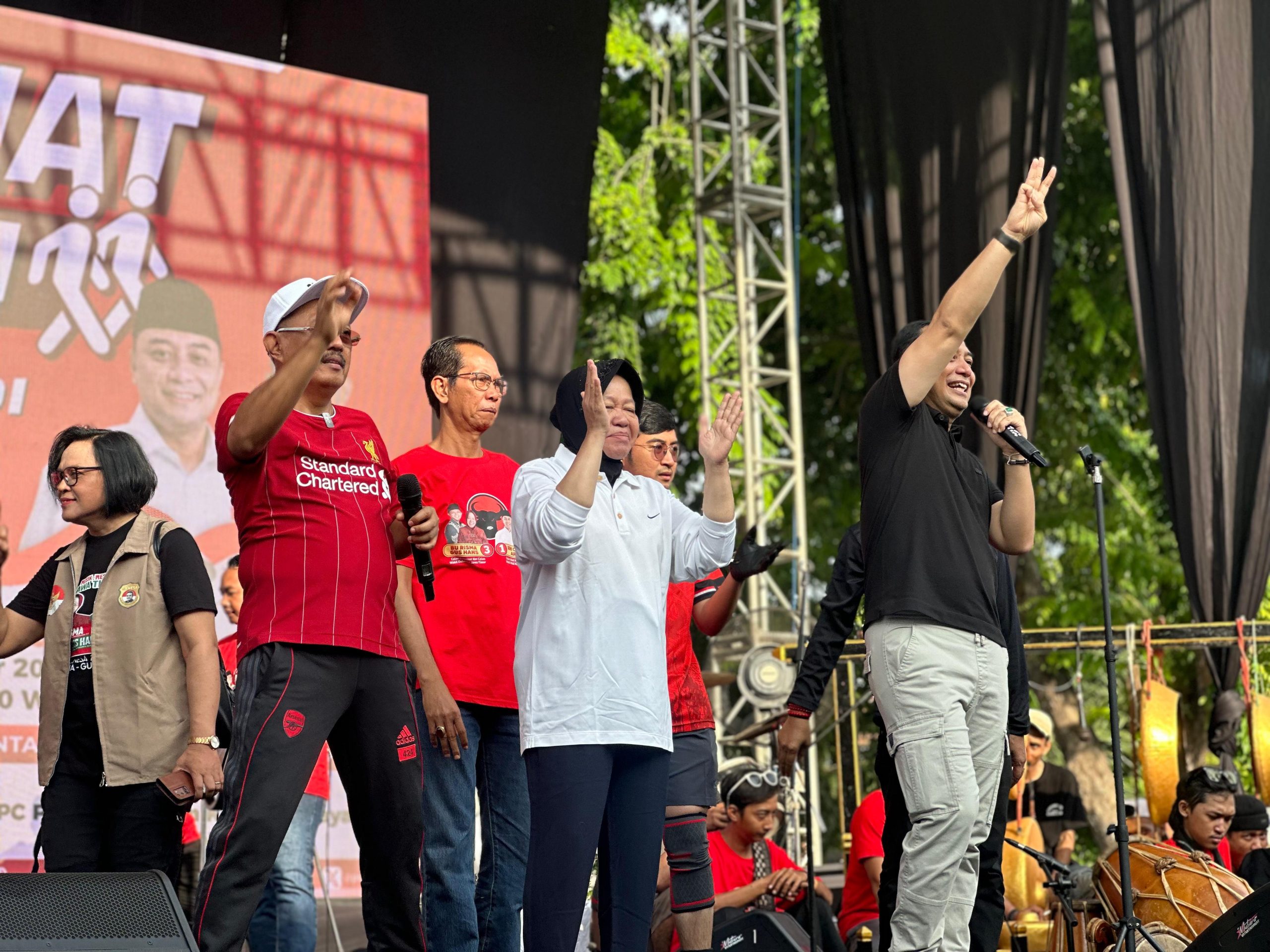 Jalan Sehat Warga Surabaya Bersama Risma-Gus Hans dan Eri-Armuji, Cak Awi: Wis Wayah’e Resik-resik Jawa Timur