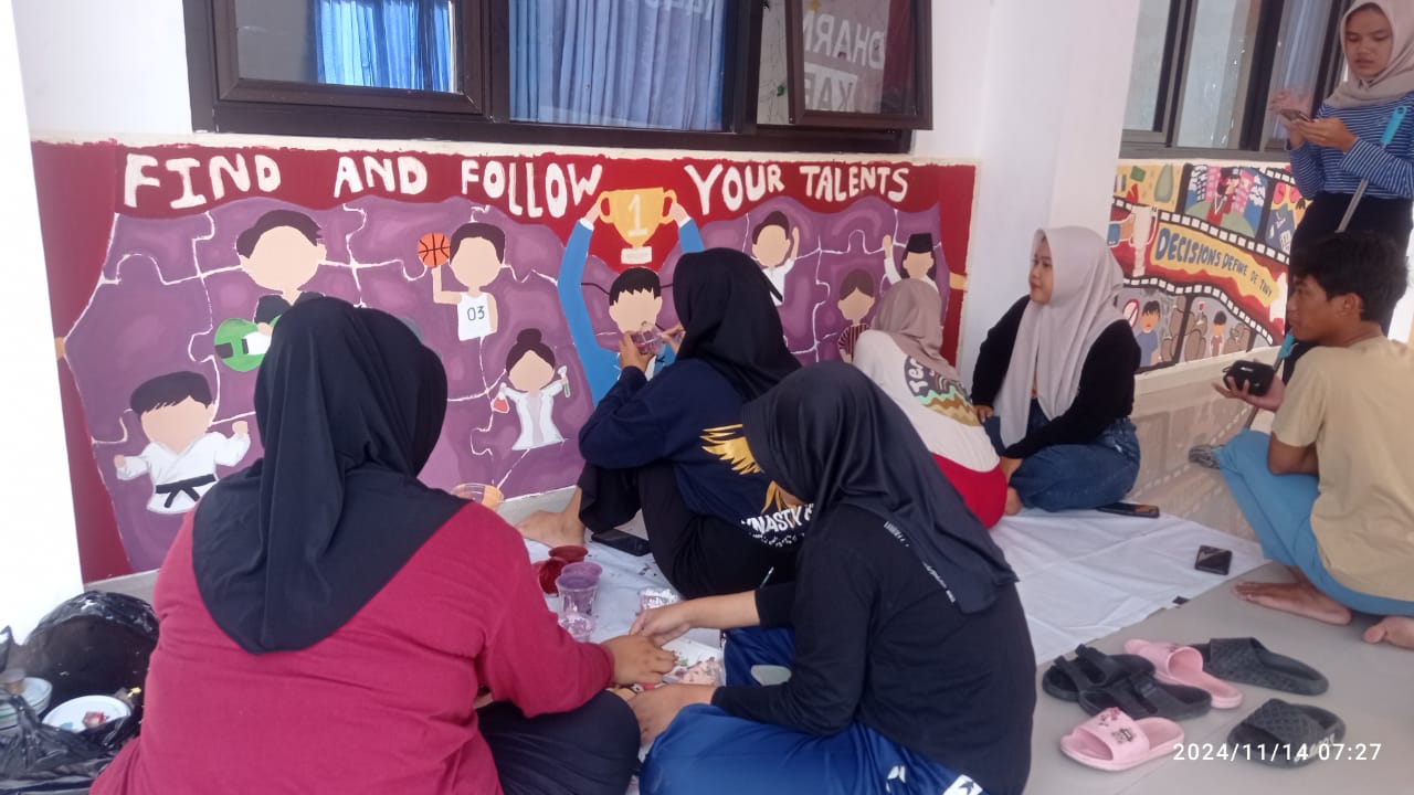 Lukis Mural Massal, Ratusan Pelajar SMAN 1 Ponorogo Angkat Berbagai Tema