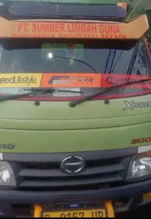 Beredar Video Transporter Dum Truk Pengangkut Limbah Dari PT Adiprima Suraprinta Tumpah Di Jalan Pasinan Gresik
