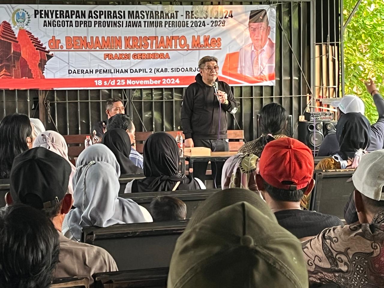 Reses di Sedati Dokter Ben Beri Bantuan Seragam Linmas dan BPJS Gratis