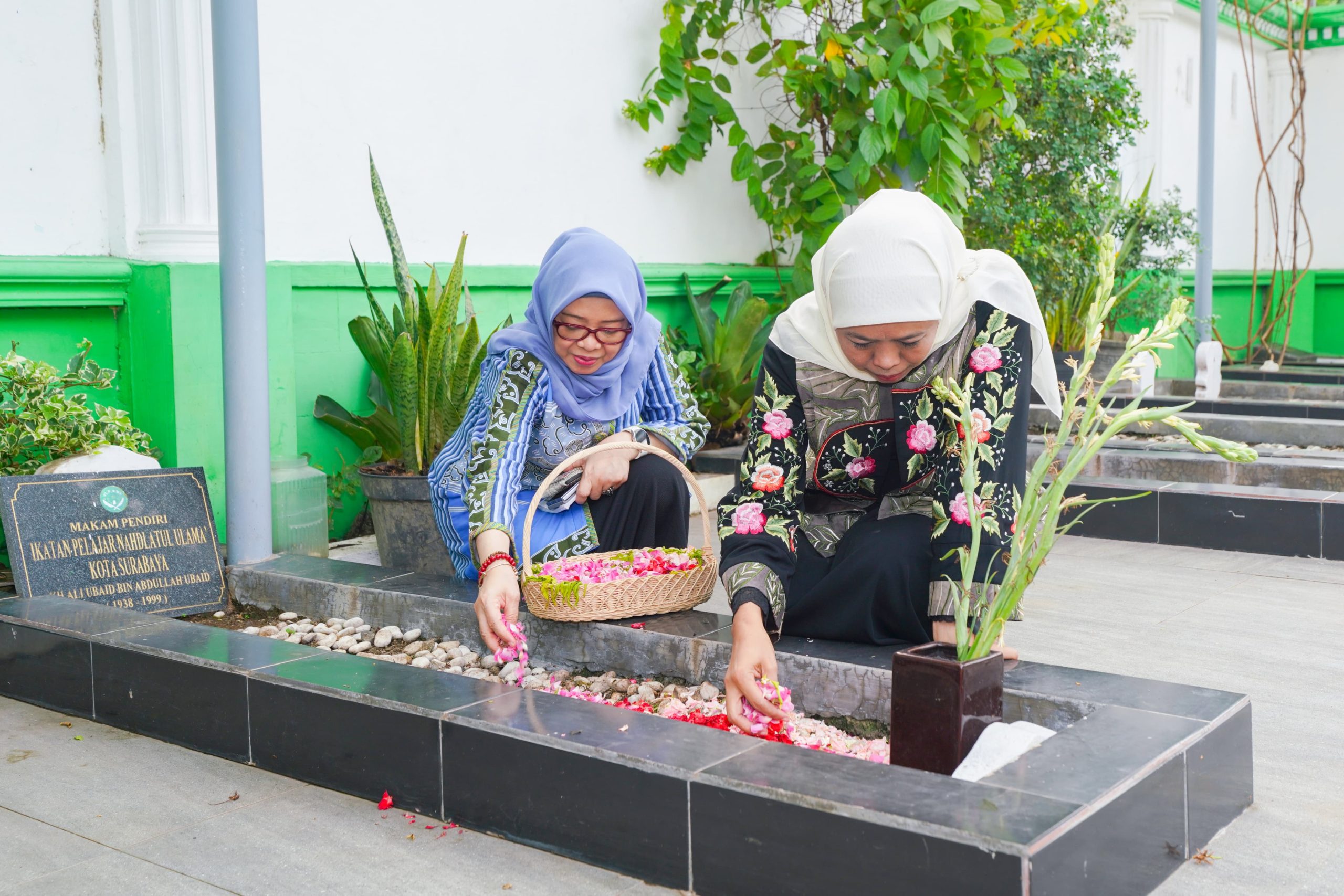 Dua Hari Jelang Coblosan Khofifah Ziarah ke Makam Kiai Wahab Chasbullah dan Kiai Bisri Syansuri di Jombang