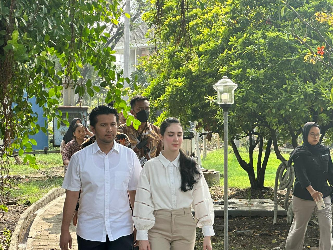 Usai Sungkem Mertua dan Vidcall Ibu Tercinta, Mengenakan Baju Putih Emil dan Arumi Nyoblos di TPS 015 Margorejo