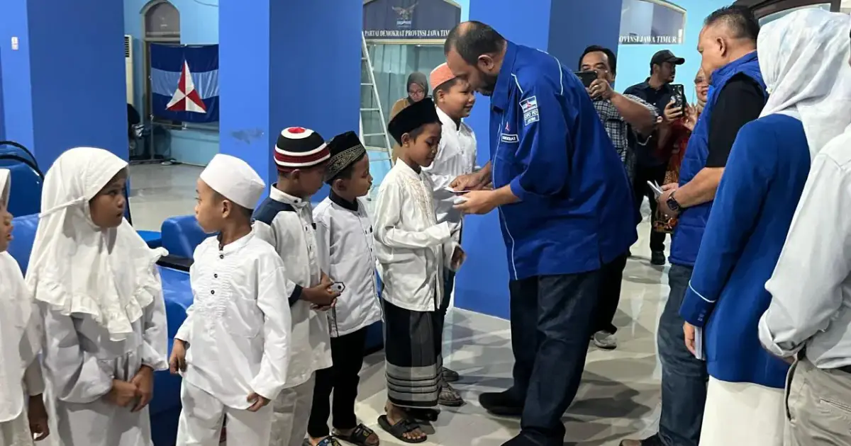 Berbagai Kebahagiaan Dengan Anak Yatim Demokrat Jatim Syukuran Kemenangan Khofifah-Emil dan 5 Kadernya di Pilkada Jatim