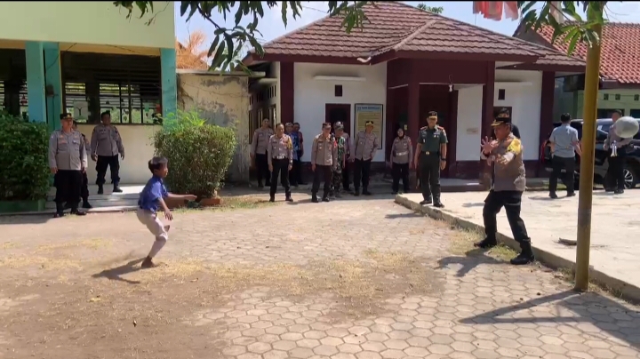 Kedekatan Kapolres Cirebon Kota dengan Siswa SD Dukuh Semar dalam Program Makan Sehat Gratis