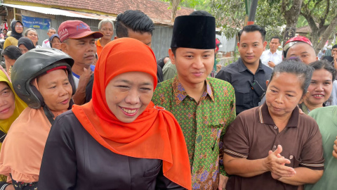 Berseragam Muslimat NU, Mas Ipin Dampingi Khofifah Sapa Masyarakat di Pasar Subuh Trenggalek
