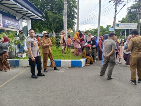 AKP Inggit Turun Langsung Pimpin Pengamanan Aksi Unjuk Rasa Warga Sumengko Gresik