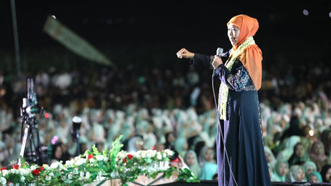 Di Hadapan Puluhan Ribu Masyarakat, Kiai Mutawakkil Genggong Sebut Khofifah Gubernur Idola