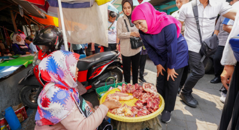 Blusukan di Pasar Babaan dan Kalianak, Khofifah Tak Lupa Ingatkan Warga untuk Nyoblos Nomor 2