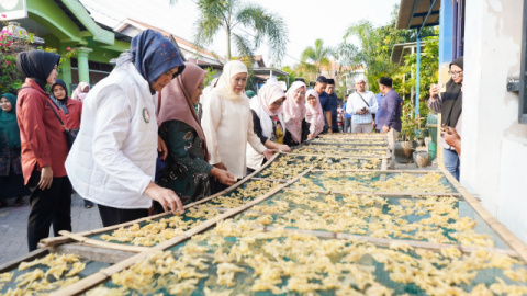 Kunjungi Kampung Kripik Olahan Ayam di Sidowungu Gresik, Khofifah Siap Fasilitasi Sertifikasi Halal Produk dan Juleha