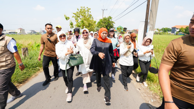 Momen Khofifah Belanja di Pasar Jumat Legi Sukodono, Naik Delman, Borong Jajanan Mochi Hingga Cenil Kreasi Warga Lokal
