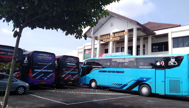 Kejari Ponorogo Sita 6 Bus dan 3 Mobil, Usut Dugaan Penyalahgunaan Dana BOS SMK PGRI 2
