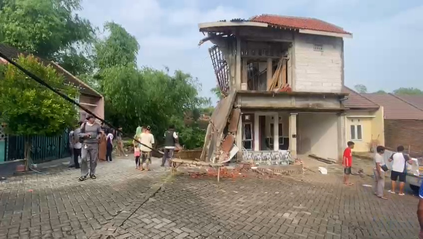 Hujan Intensitas Tinggi, Rumah 2 Lantai di Jenangan Ponorogo Roboh