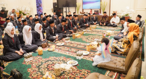 Siap Berangkat ke Mesir, Khofifah Bekali 33 Santri Jatim Penerima Beasiswa Kuliah di Universitas Al Azhar Cairo