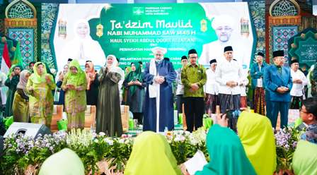 Khofifah dan Eri Cahyadi Kompak Hadiri Ta’dzim Maulid Nabi Muhammad di GOR GBT, Syekh Afeefuddin Al Jailani Panjatkan Doa Khusus untuk Khofifah
