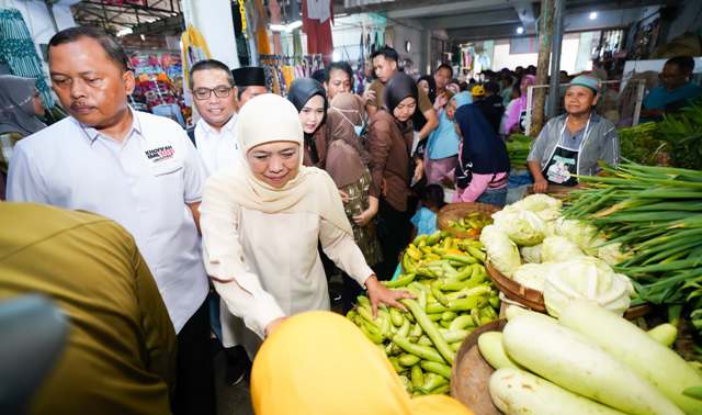 Blusukan di Pasar Semampir Kraksaan, Khofifah Disambut Antusias Masyarakat Probolinggo