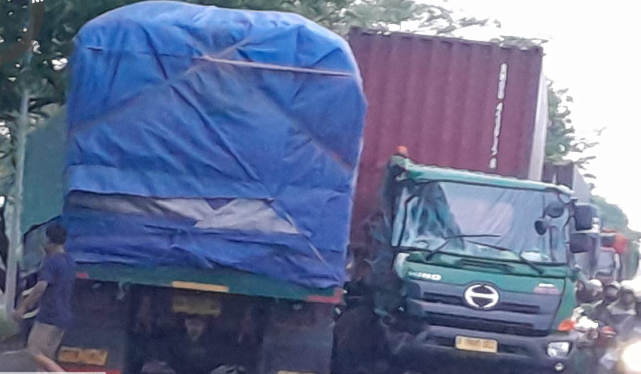Truk Gandeng Dan Truk Trailer Adu banteng di Cerme Gresik, Korban Menderita Luka Ringan