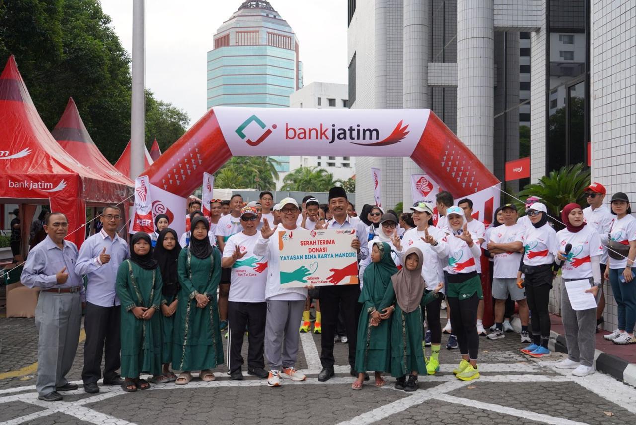 Lewat Jatimers Run To Care Bank Jatim Serahkan Donasi untuk Yayasan Bina Karya Mandiri