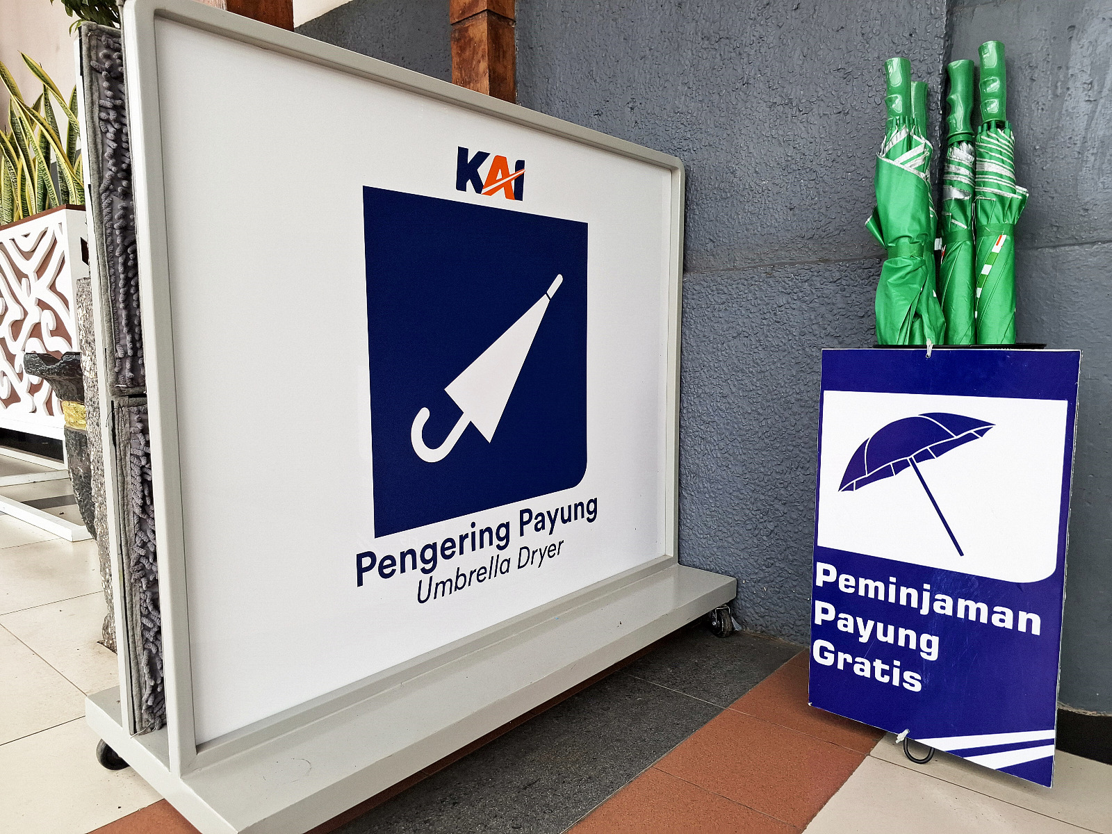 Masuk Musim Penghujan, KAI Daop 3 Cirebon Siapkan Layanan Pengering Payung