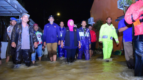 Khofifah Sampaikan Sukarelawan Sebagai Garda Terdepan Penanganan Bencana dan Kemiskinan