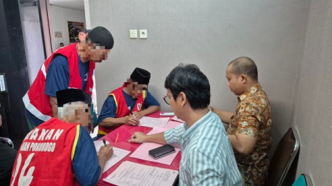 Kasus Pungli Sawoo, Penyidik Serahkan Tahap II Tersangka dan Barang Bukti kepada JPU Kejari Ponorogo