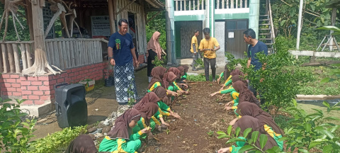 Siswa MI dan Pengurus Masjid Fathul Huda di Ngawi Tanam 700 Pohon Untuk cegah Longsor dan Banjir