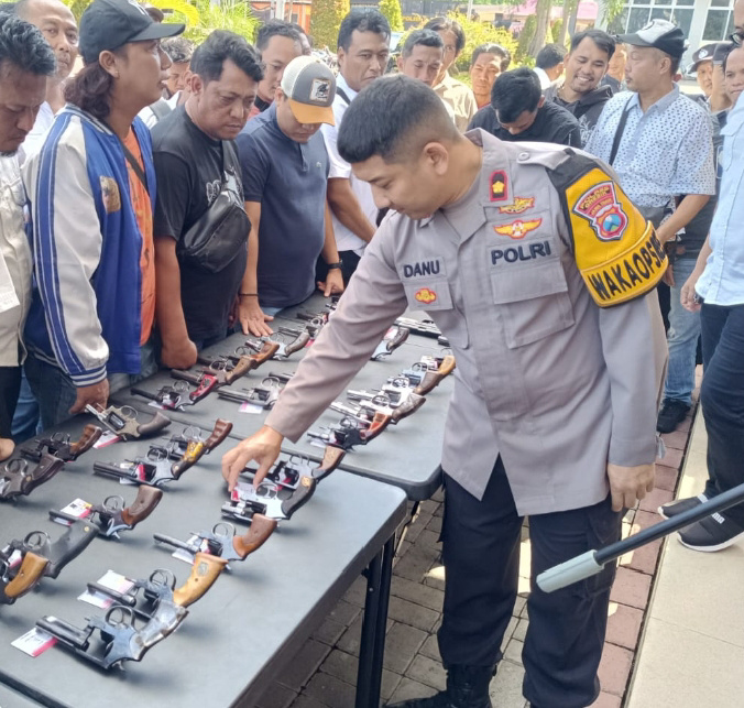Ops Nataru; Wakapolres Gresik Pimpin Pengecekan Senjata Api Rutin