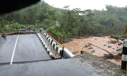 Banjir dan Longsor Sukabumi, 10 Jembatan Terputus, BNPB Siapkan Jembatan Darurat Bailey