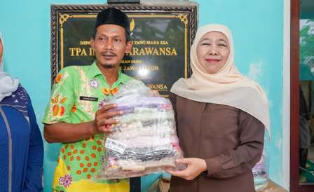 Kunjungan Hangat Khofifah ke TPQ Indar Parawansa Pasuruan, Beri Seragam Baru dan Semangati Santri Kejar Cita-Cita