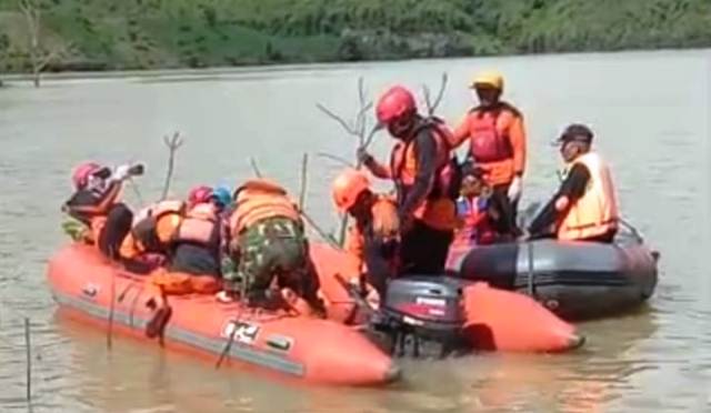 Tim Gabungan Temukan Jenazah Korban Tenggelam di Waduk Bendo Ponorogo