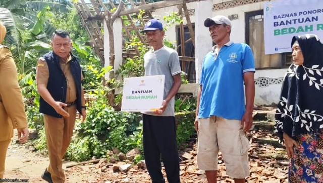 Bupati Sugiri Serahkan Bantuan Bedah Rumah kepada 7 Warga Terdampak Banjir