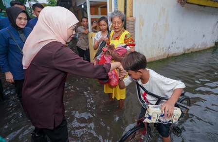 Khofifah Tinjau Banjir di Waru Sidoarjo, Beri Solusi Pemompaan Genangan dan Salurkan Bantuan untuk Warga Terdampak