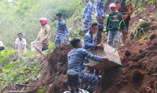 Personel Lanud Husein Sastranegara Tembus Daerah Terisolir Korban Bencana Alam di Kabupaten Cianjur