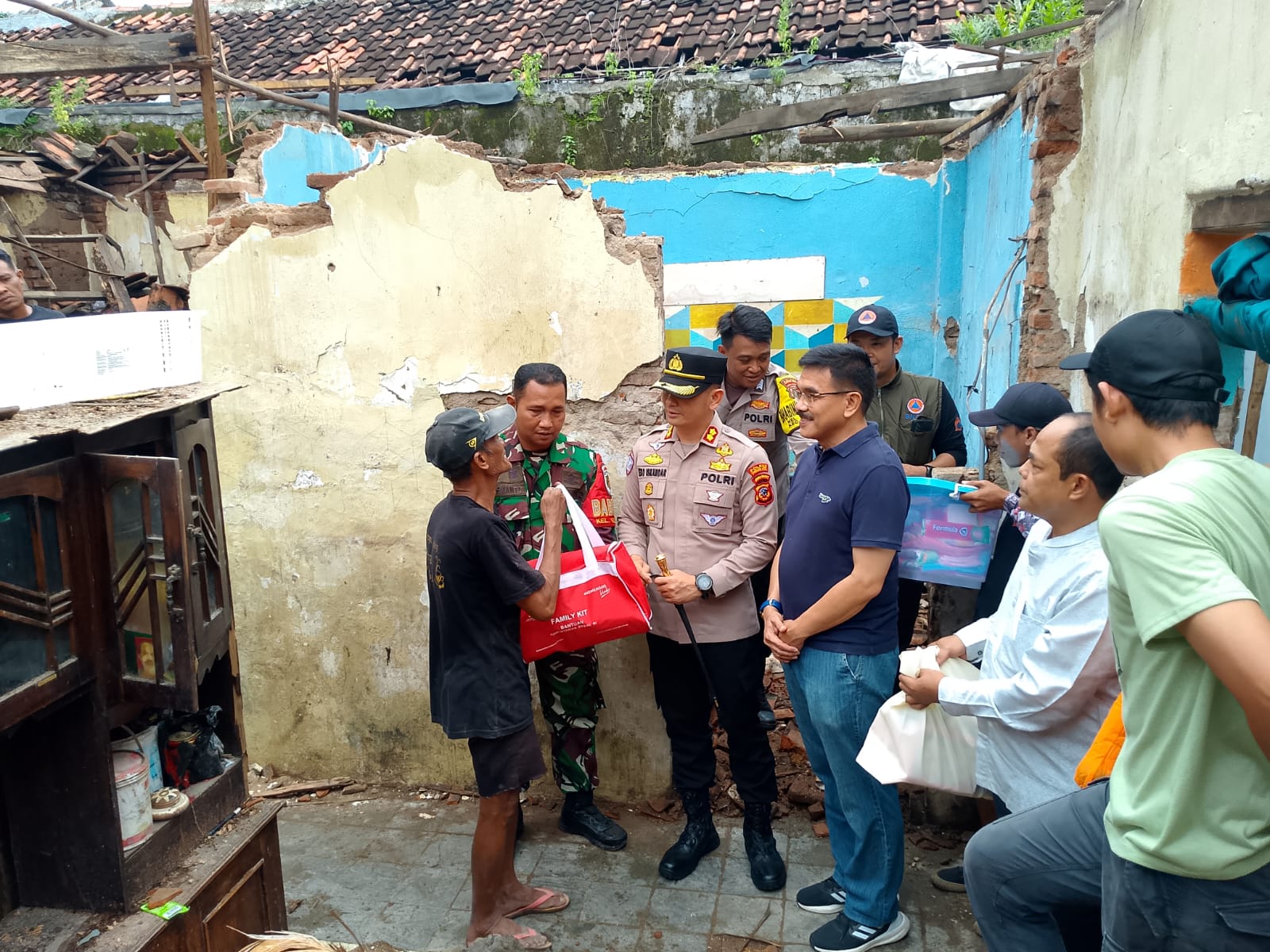 Kapolres Cirebon Kota Berikan Bantuan Kepada Warga yang Rumahnya Ambruk Akibat Hujan Deras