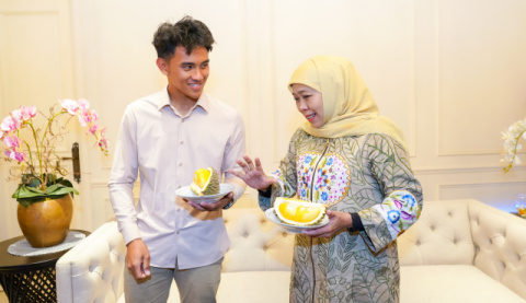 Silaturahmi ke Kediaman Khofifah Jelang Musim Balap Moto2 2025, Mario Aji Disuguhi Nikmatnya Durian Black Thorn Asal Blitar