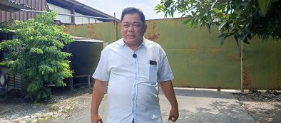Jalan Umum di Tutup Pabrik Pemotongan Ayam di Kepatihan Sidoarjo, Kades : Kami Tidak Pernah di Mintai Izin