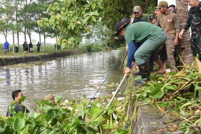 TNI Polri Bersama ASN Digerakkan Bersih Sungai di Sidoarjo Upaya Antisipasi Banjir