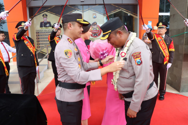 Upacara Farewell Sambut Kedatangan AKBP Rovan Richard Mahenu di Gresik Lepas AKBP Arief Kurniawan