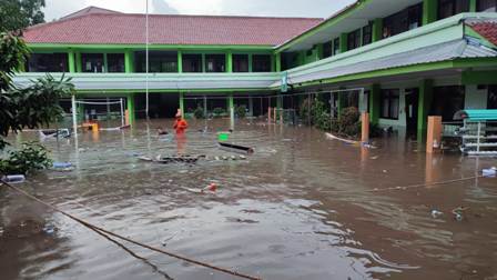 Pj Gubernur DKI Jakarta Pastikan Kebutuhan Dasar Warga Pengungsi Banjir Terpenuhi