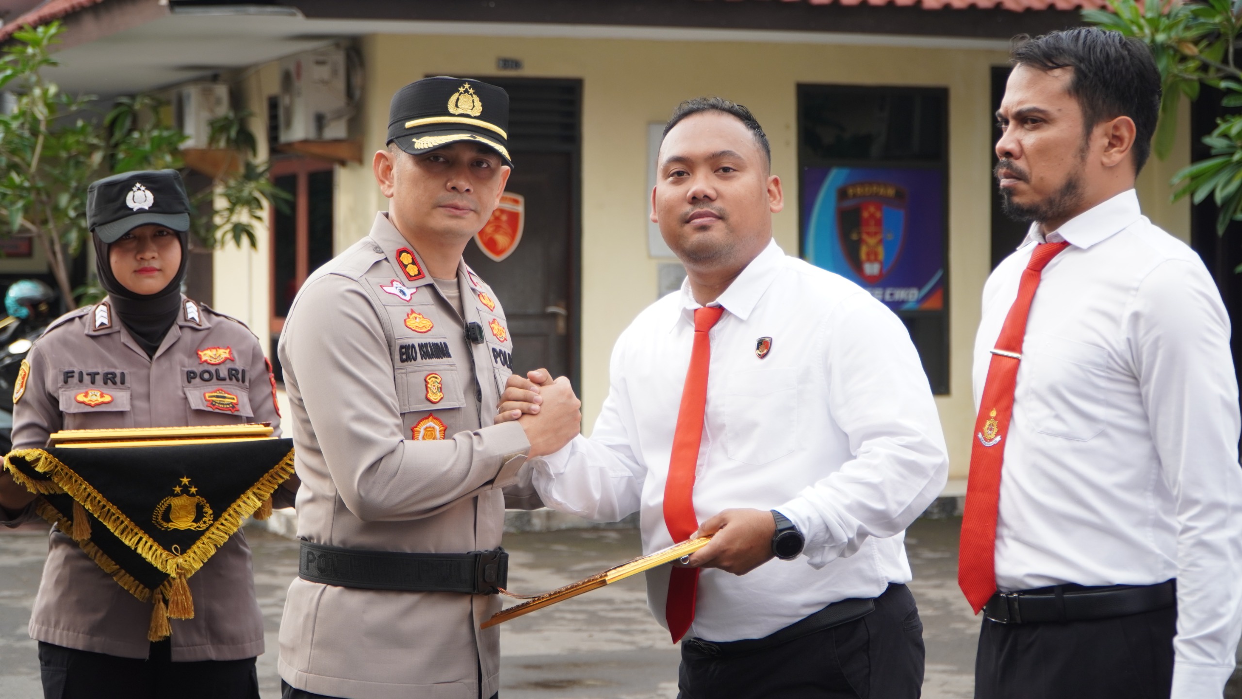 Dianggap Berdedikasi Tinggi, Kapolres Cirebon Kota Berikan Penghargaan Kepada Sejumlah Personil
