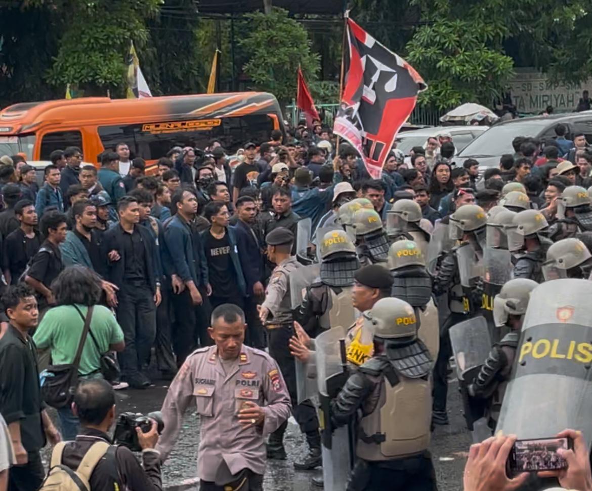 Demo Tuntut Revisi Kebijakan 100 Hari Pemerintahan Prabowo-Gibran di DPRD Jatim, Berakhir Ricuh