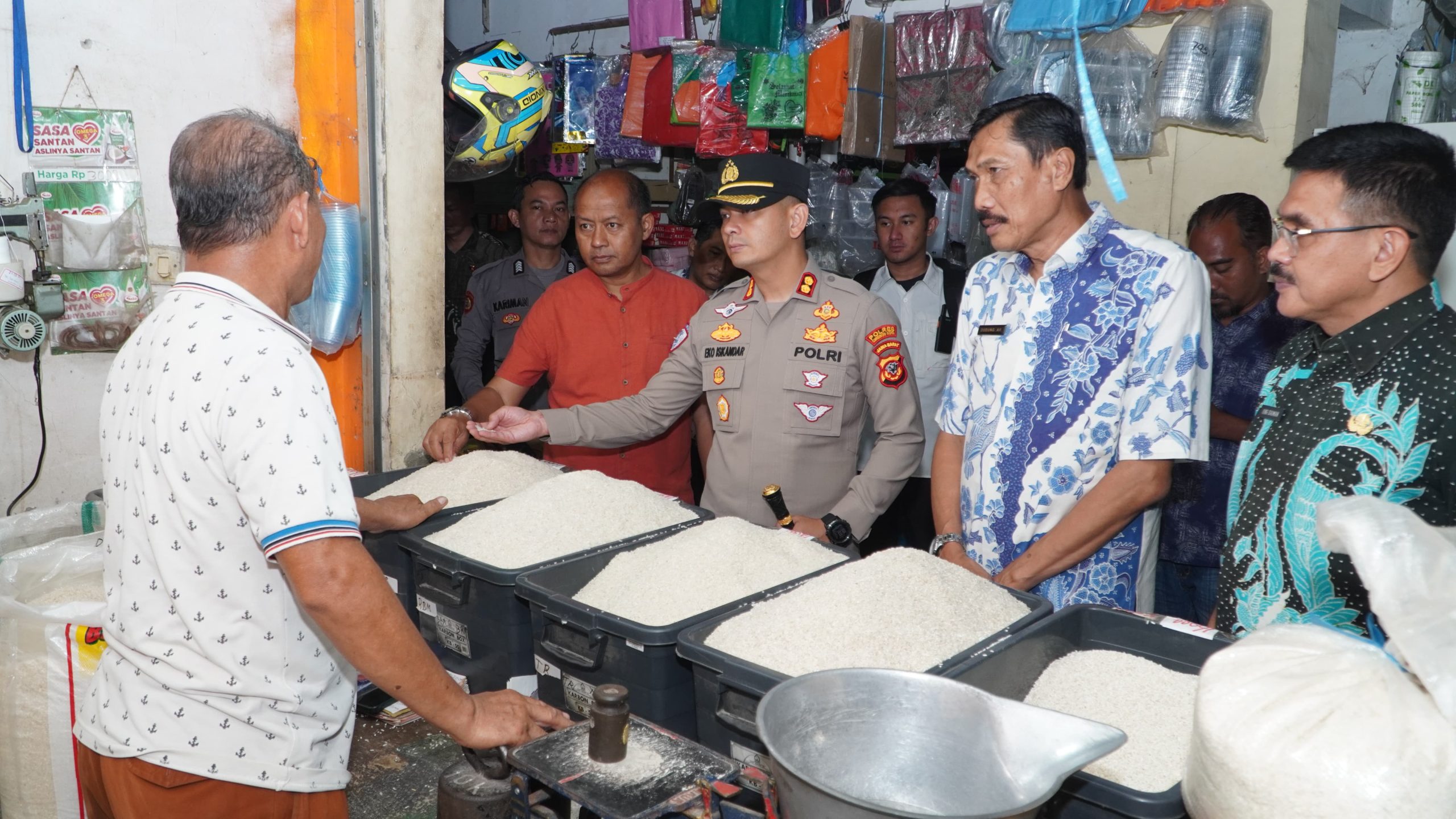 Kembali Sidak Pasar, Kapolres Cirebon Kota Pastikan Harga dan Stok Kepokmas Stabil Saat Ramadhan