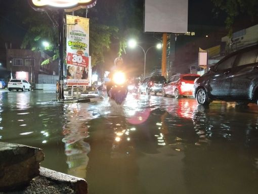 Hujan Besar Melanda, Jalan Cipto Kota Cirebon Berubah Menjadi Lautan