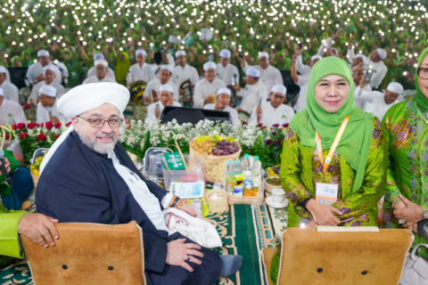 Ribuan Muslimat NU Dapat Ijazah Manaqib dari Syekh Afeefuddin Al Jailani, Khofifah Dihadiahi Kiswah
