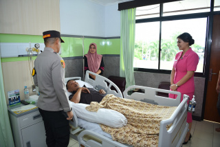 Peduli Sesama, Kapolres Gresik Bersama Ketua Bhayangkari Cabang Gresik Jenguk Anggota Sakit Aiptu Setyo Budi