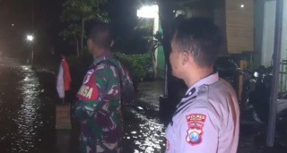 Banjir Genangi Akses Jalan Ngawi-Caruban