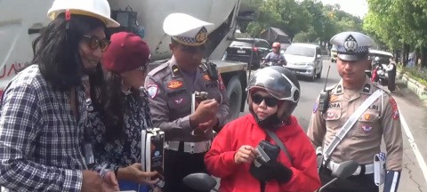 Petugas Berpakaian Jadul Dikerahkan Dalam Operasi Keselamatan di Ngawi, Pengendara yang Tertib Mendapatkan Souvenir dan Helm