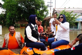 Wabup dan Ketua TP PKK Sidoarjo Kunjungi Korban Banjir di Krian dan Porong