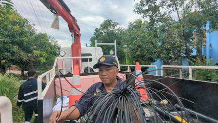 Dishub Kabupaten Madiun Beredel Kabel Fiber yang Menggantung di APJ
